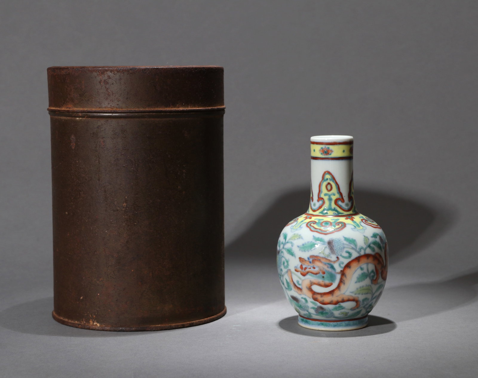 A DOUCAI 'KUI DRAGON AND FLOWER' SMALL VASE (1 of 9)
