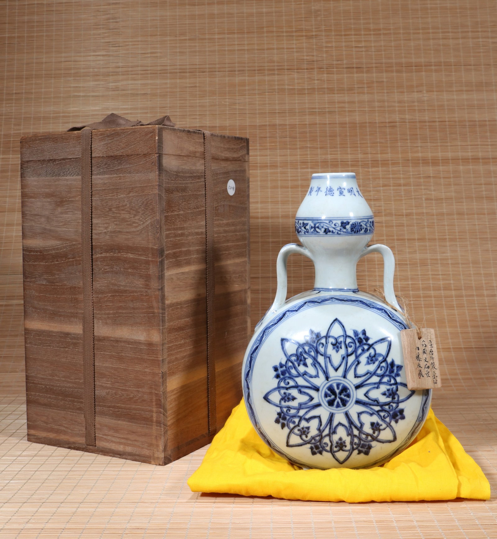 A BLUE AND WHITE 'FLORAL MEDALLION' MOONFLASK (1 of 8)