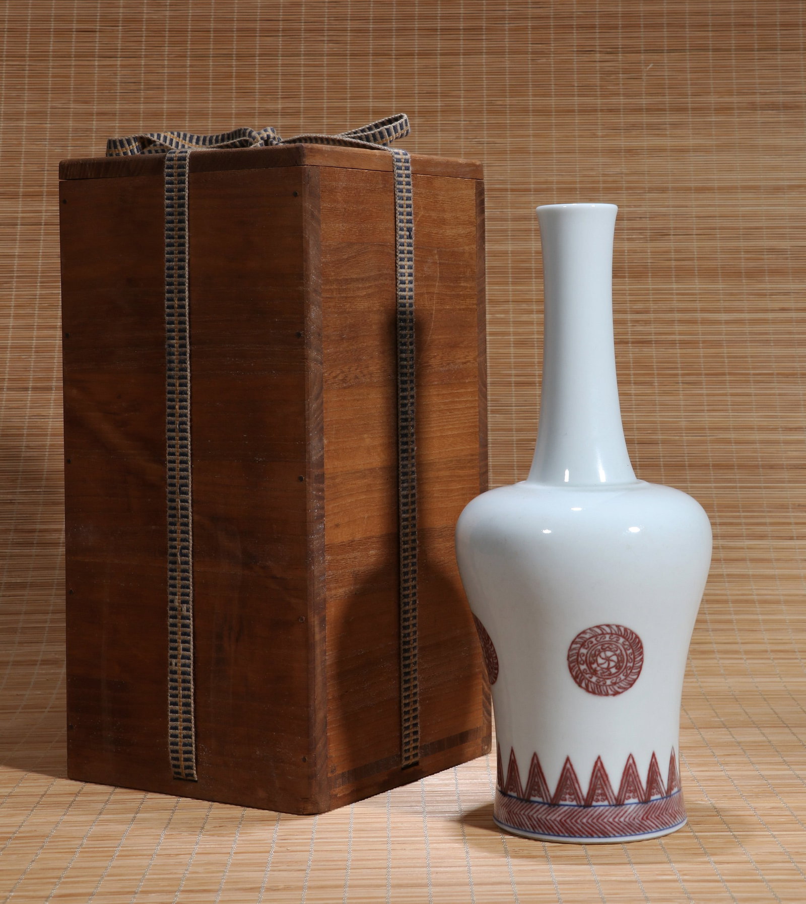 AN UNDERGLAZE-RED 'FLORAL MEDALLION' MALLET-FORM VASE (1 of 6)