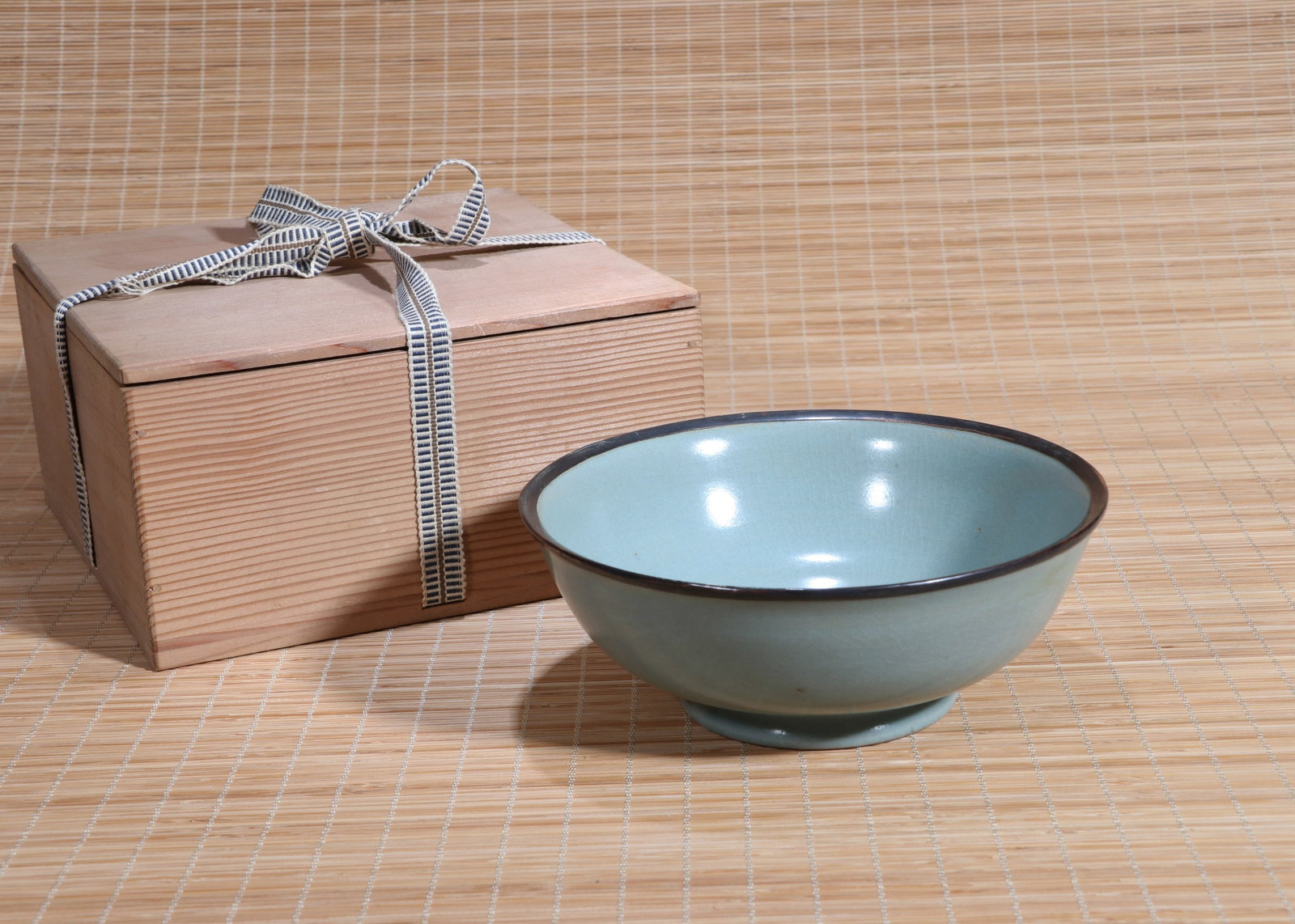 A RU-TYPE BOWL: A Ru-type bowl. Diameter 16 cm, height 6 cm.