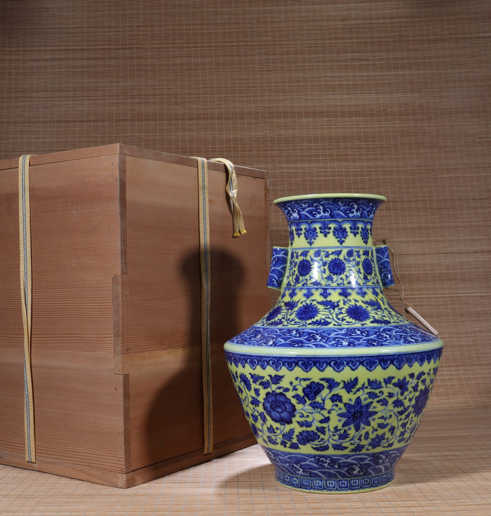 A YELLOW-GROUND BLUE AND WHITE 'FLORAL SCROLL' ARROW VASE: A yellow-ground blue and white 'floral scroll' arrow vase. Height 35 cm.