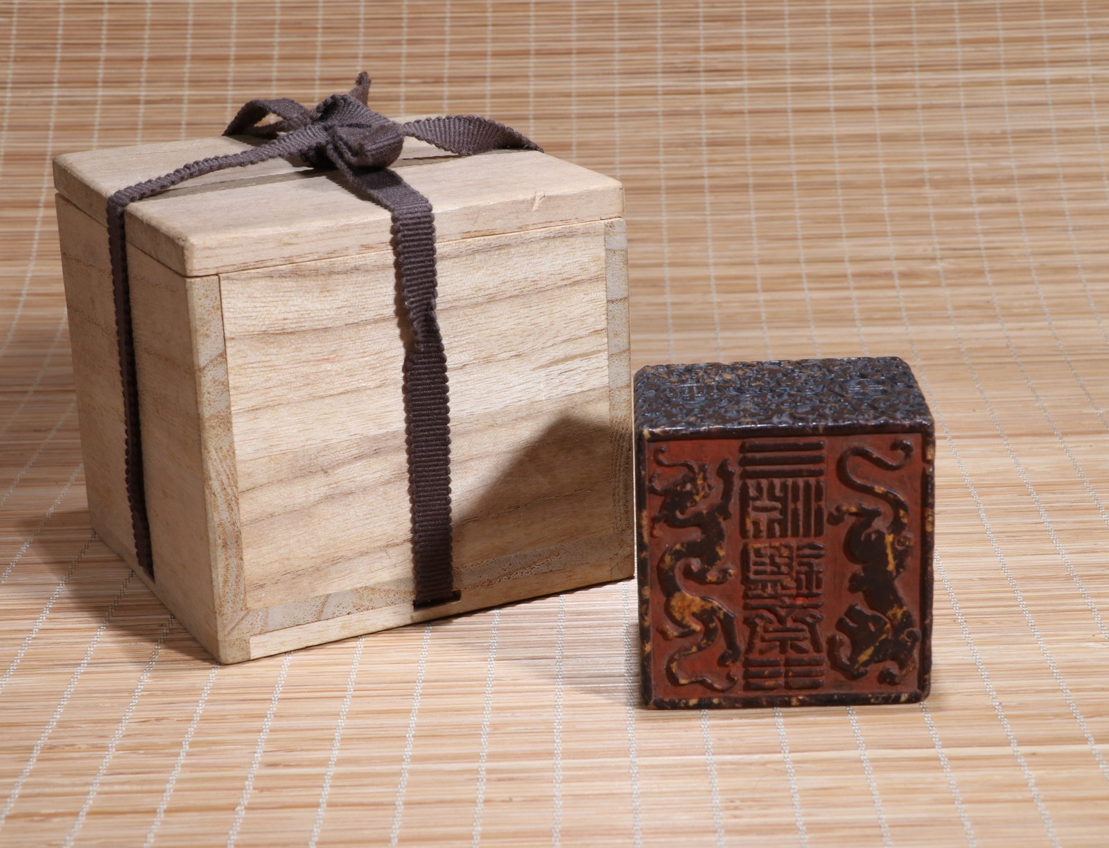 A SHOUSHAN STONE SEAL BEARING AN INSCRIPTION (1 of 9)
