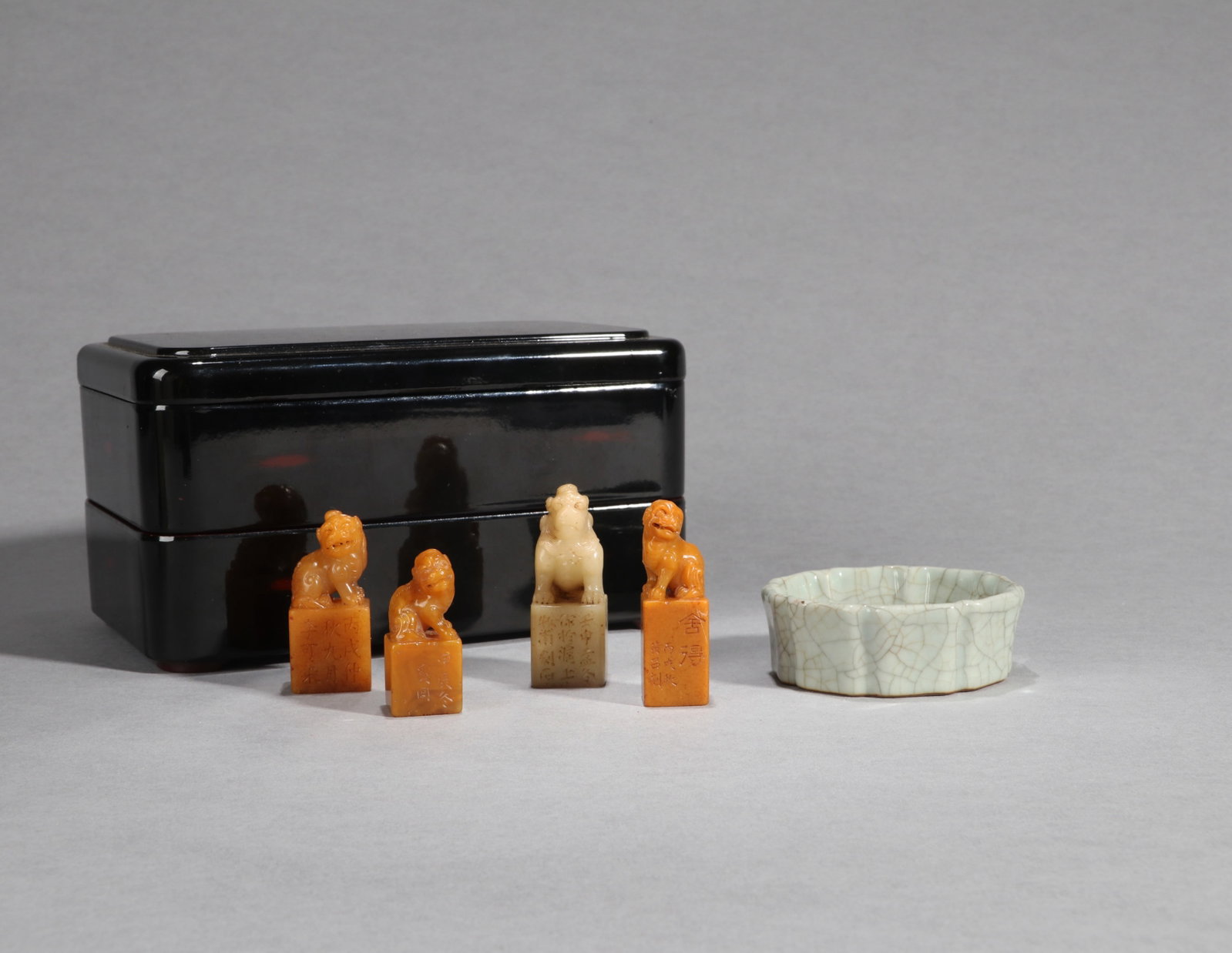 A GROUP OF FOUR STONE SEALS AND A GE-TYPE WASHER (1 of 9)