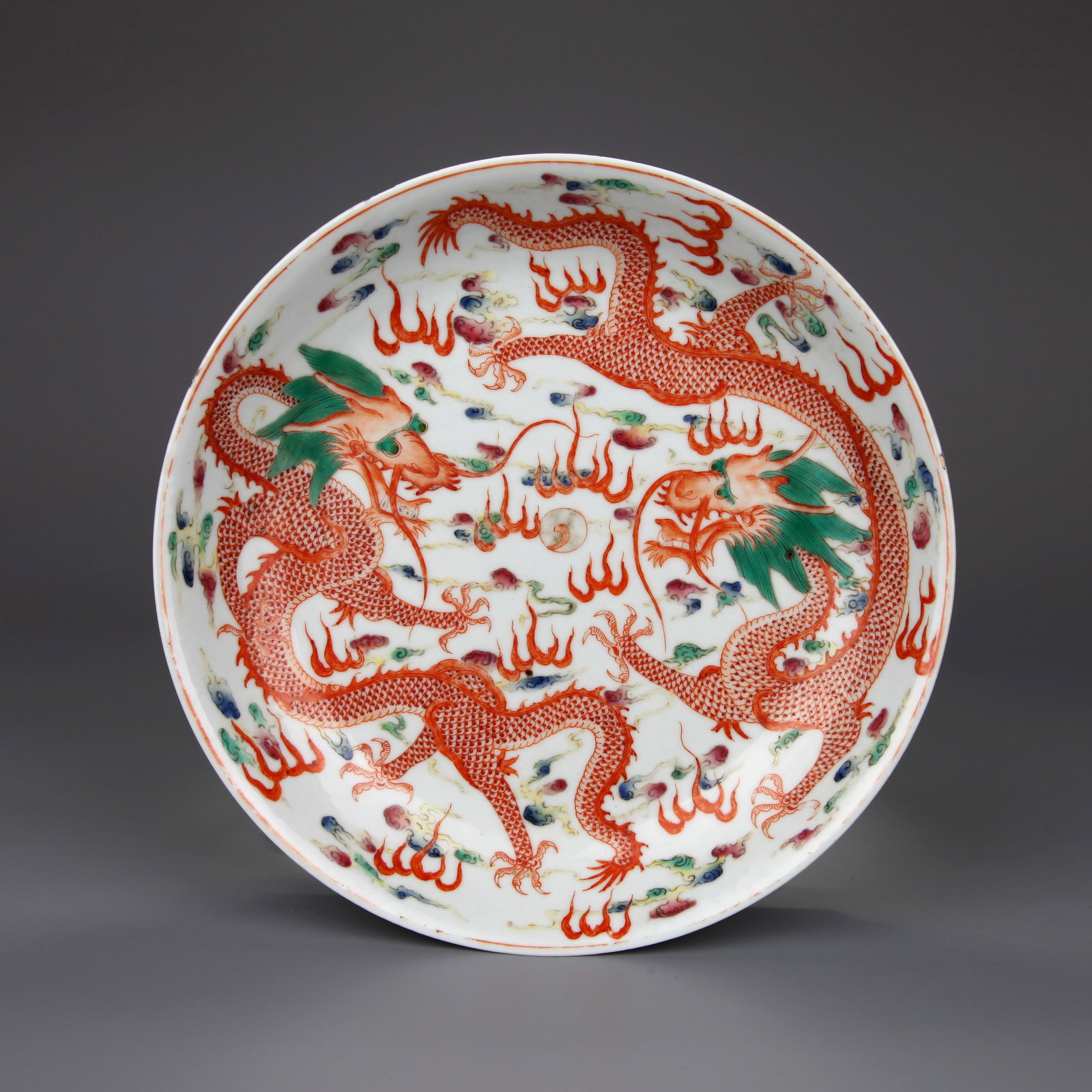 A FAMILLE-ROSE 'TWO DRAGONS PURSUING A FLAMING PEARL' DISH: A famille-rose dish with two dragons pursuing a flaming pearl. Diameter 19.5 cm, height 3.5 cm.