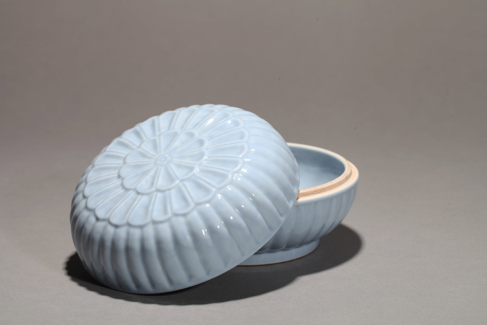 A SKY-BLUE-GLAZED CHRYSANTHEMUM-FORM COVERED BOX