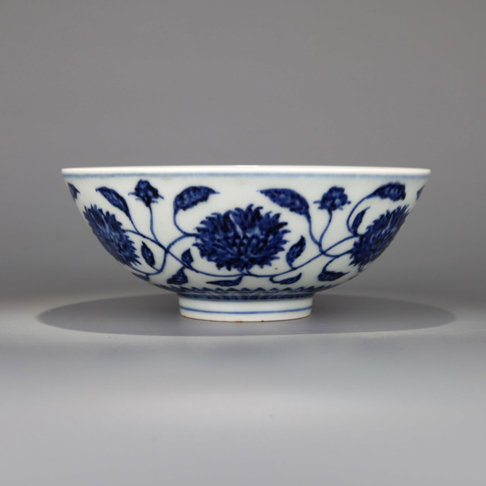 A LARGE BLUE-AND-WHITE 'FLORAL' BOWL