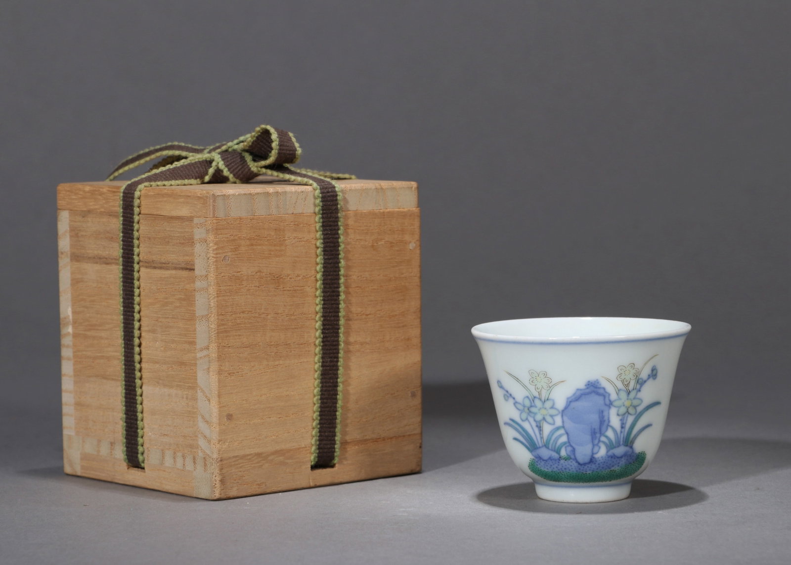 A BLUE-AND-WHITE AND FAMILLE-ROSE 'ORCHID' CUP