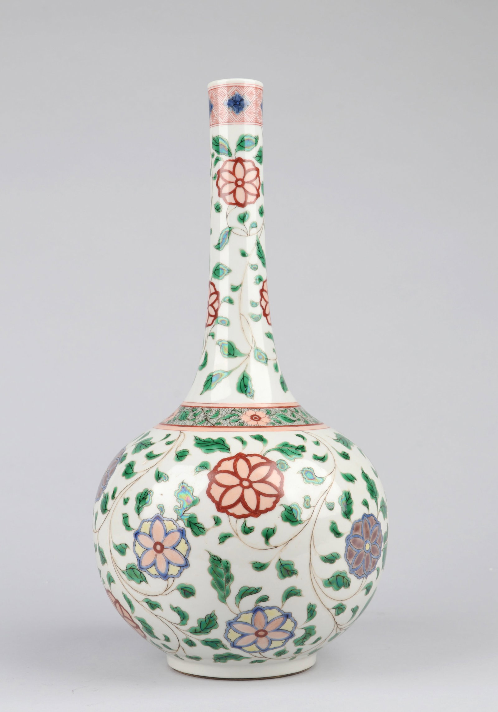 A WUCAI 'FLORAL SCROLL' LONG-NECKED VASE: A wucai long-necked vase with floral scrolls. Height 34 cm.