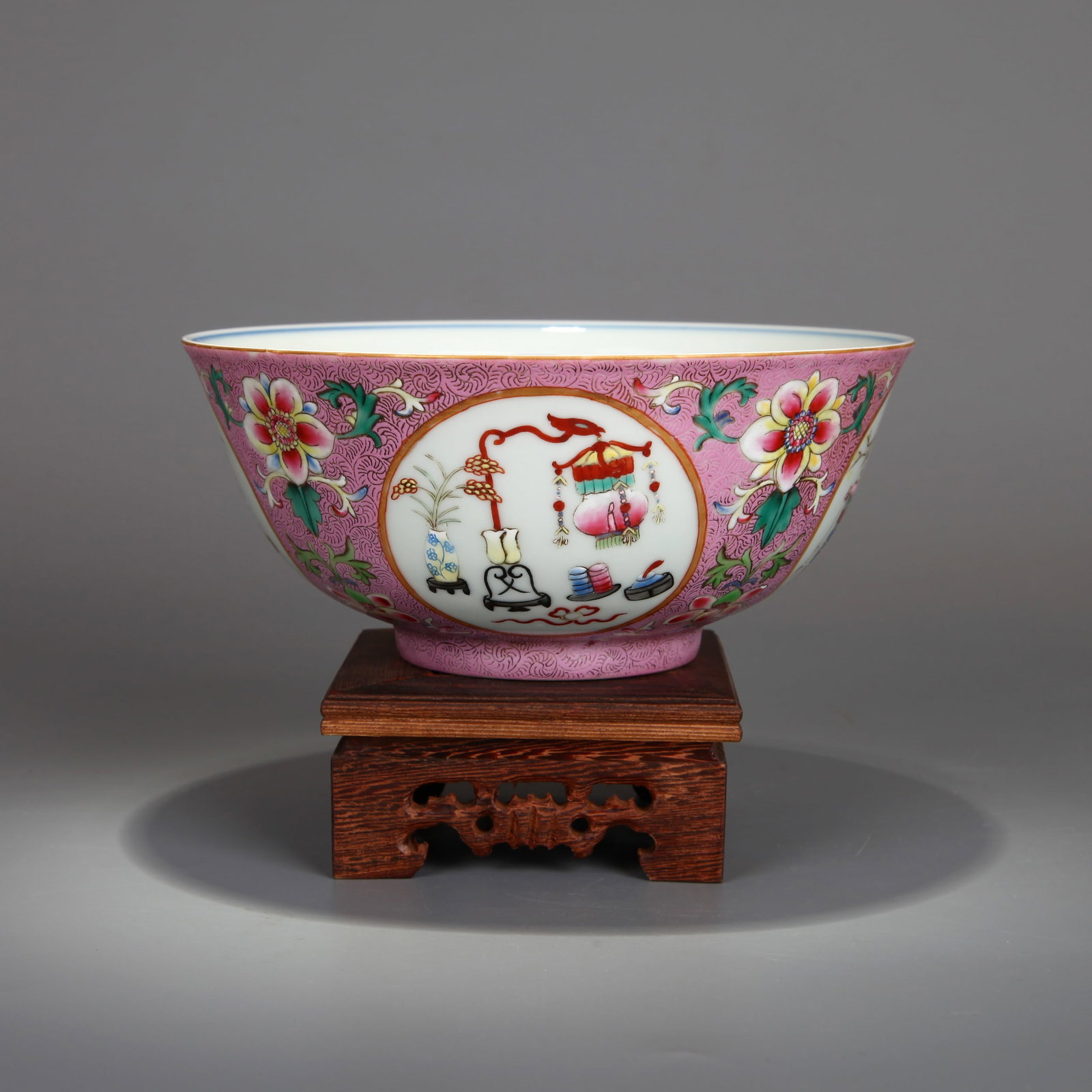 A PINK-GROUND SGRAFFITO FAMILLE-ROSE BOWL WITH PANELS OF AUSPICIOUS OBJECTS AND A BLUE-AND-WHITE