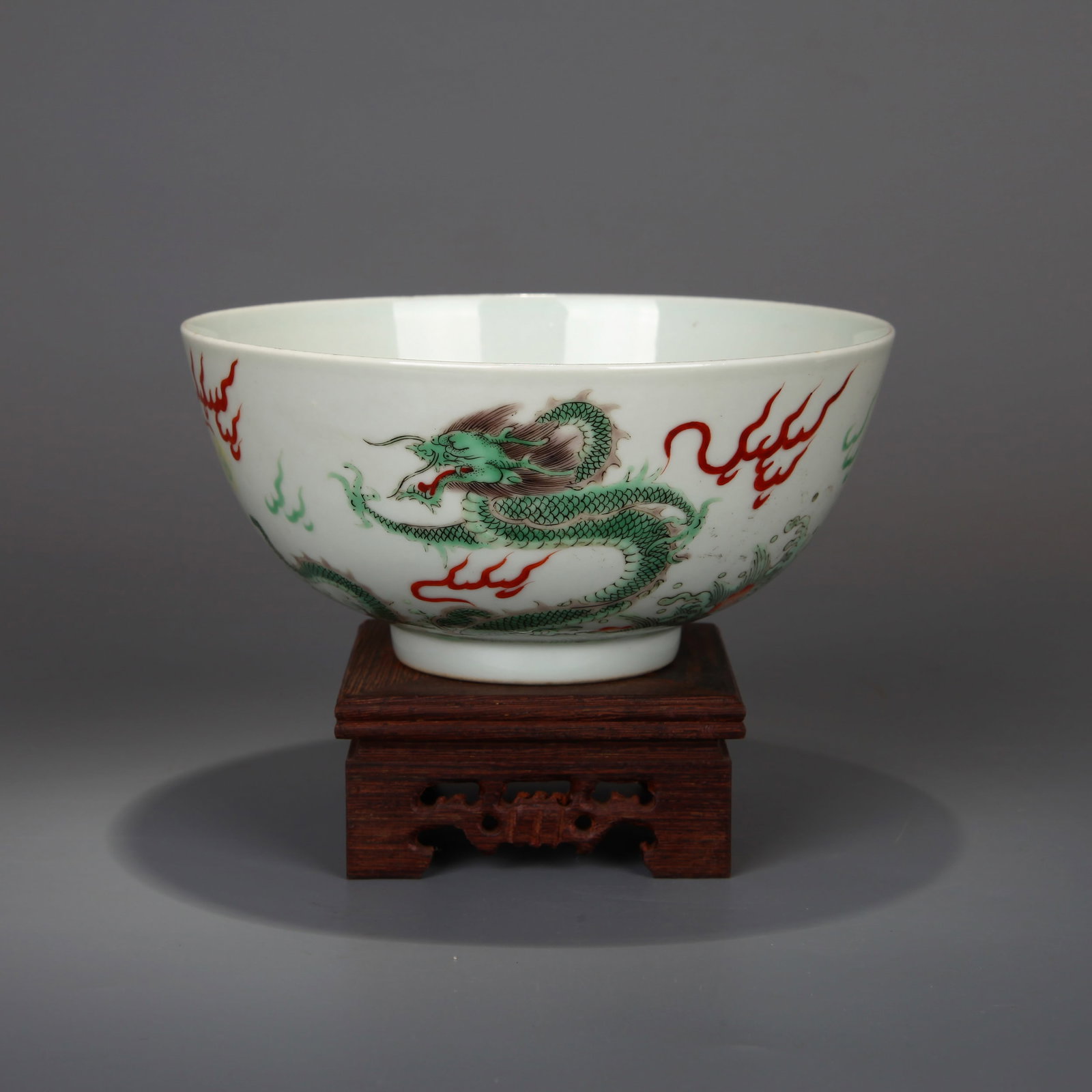 A WUCAI 'DRAGONS PURSUING FLAMING PEARLS' BOWL