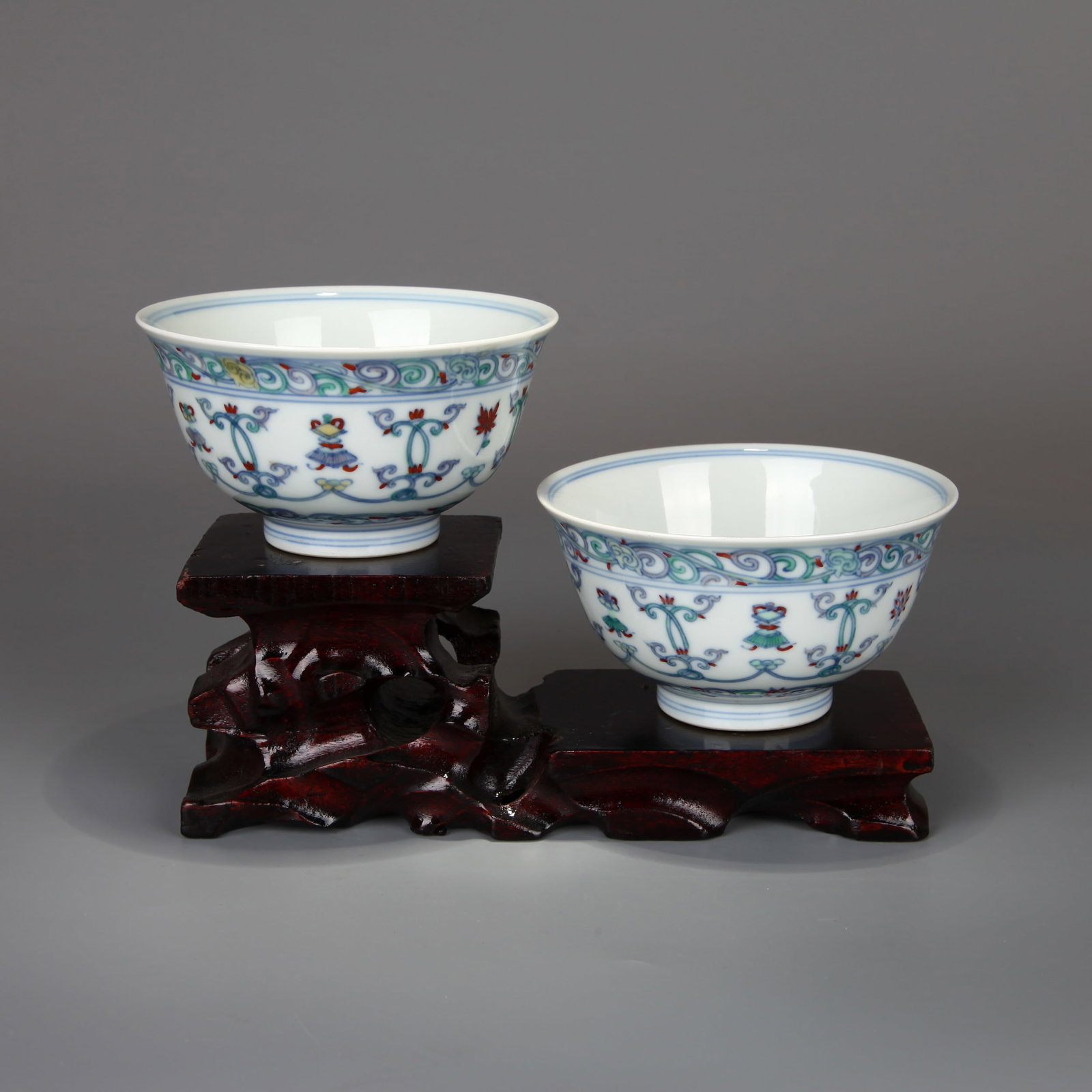 A PAIR OF BLUE-AND-WHITE AND DOUCAI 'EIGHT BUDDHIST EMBLEMS' BOWLS