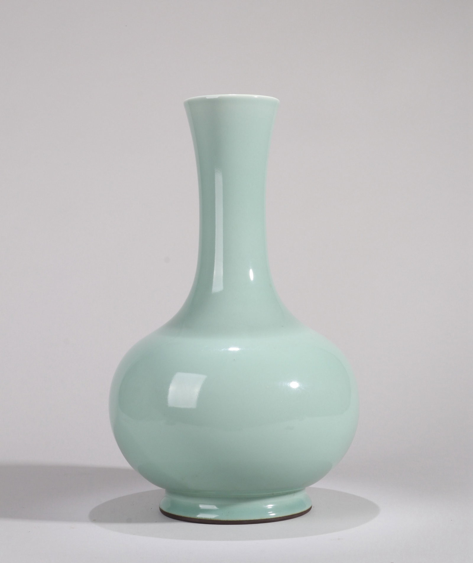 A RU-TYPE BOTTLE VASE: A Ru-type bottle vase. Height 40 cm.