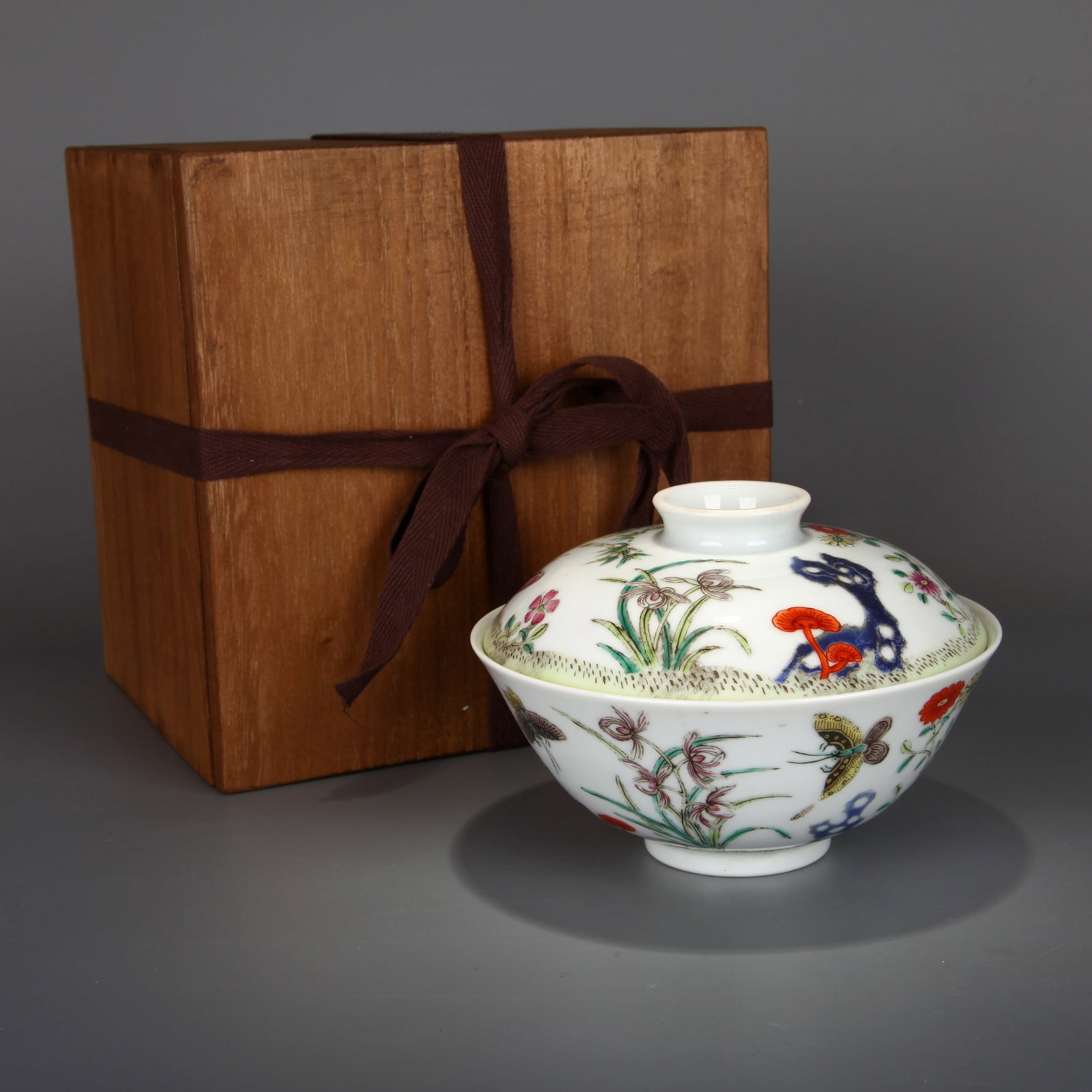 A FAMILLE-ROSE 'BUTTERFLY AND FLOWER' COVERED BOWL
