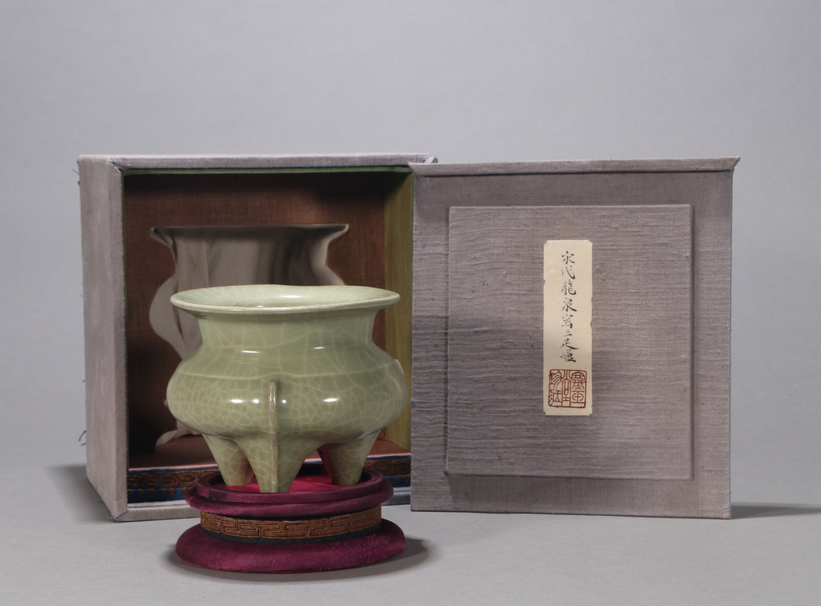 A LONGQUAN-TYPE LI-FORM CENSER