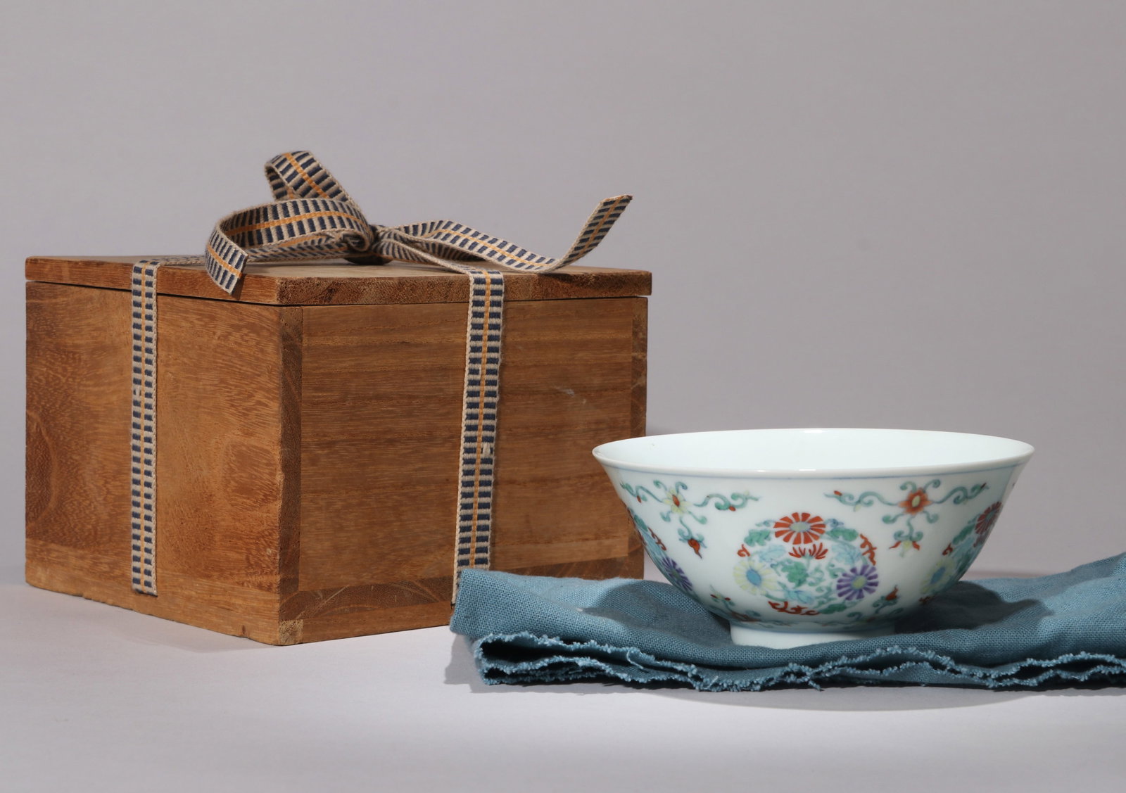 A DOUCAI 'CHRYSANTHEMUM MEDALLION' BOWL