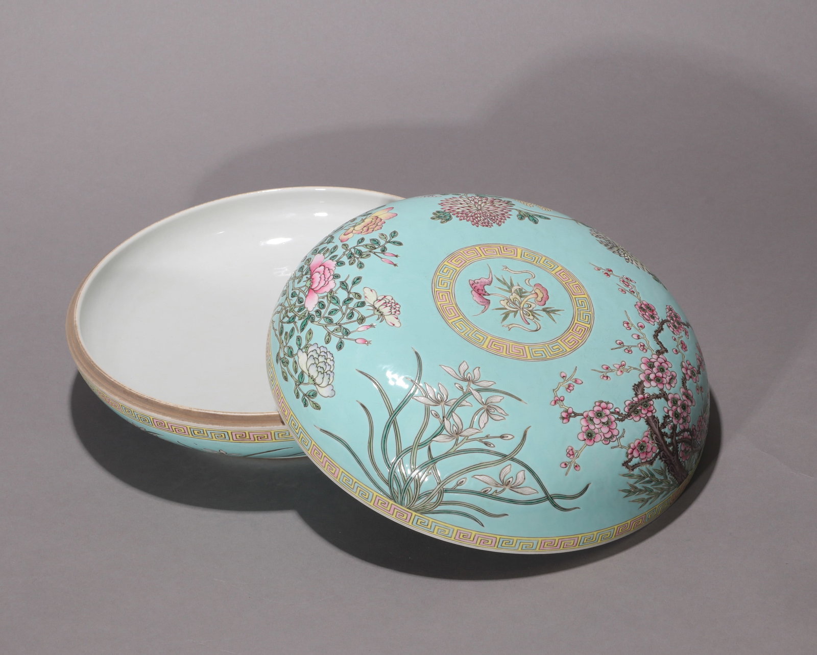 A TURQUOISE-GROUND FAMILLE-ROSE 'FLOWERS OF THE FOUR SEASONS' COVERED BOX