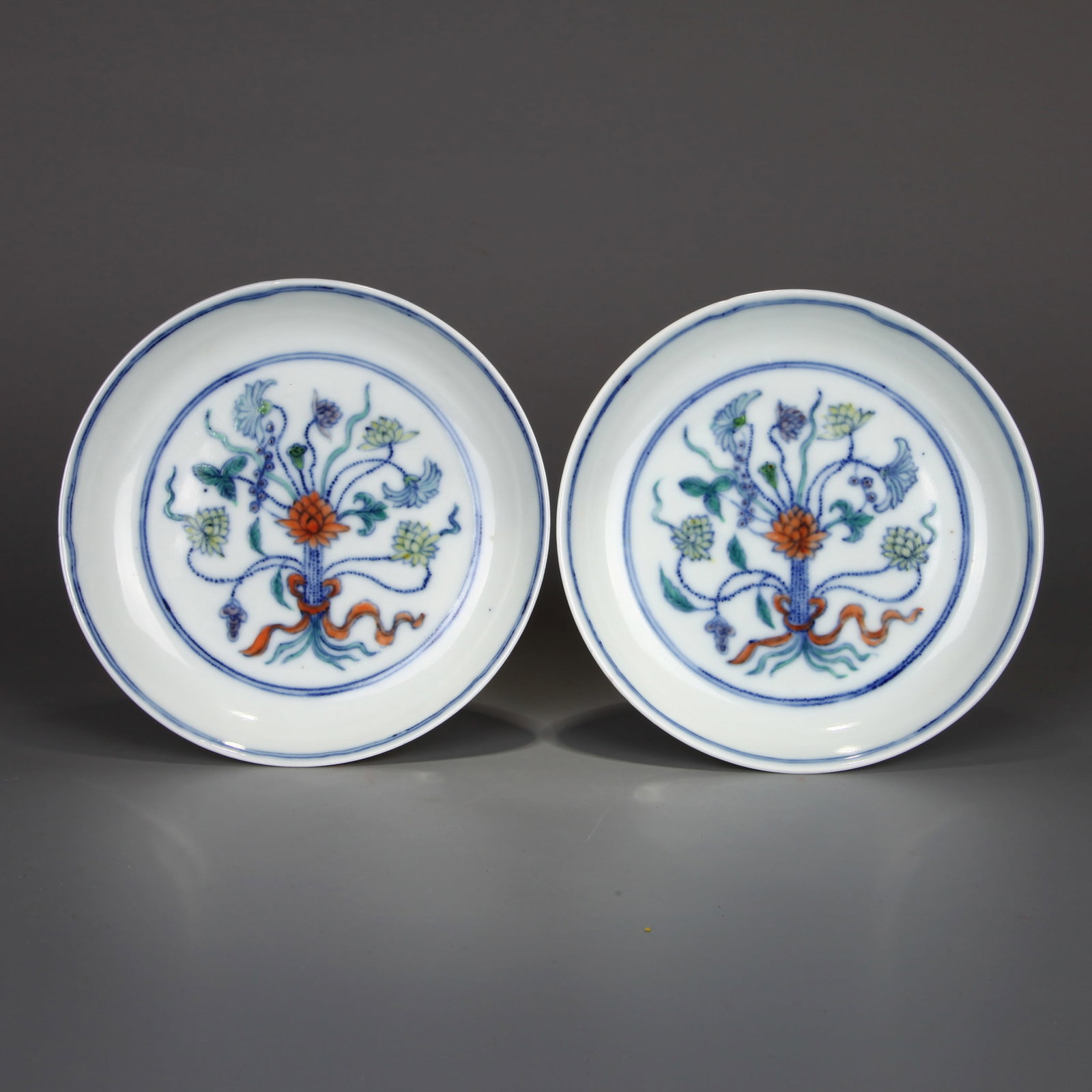 A PAIR OF BLUE-AND-WHITE AND DOUCAI 'FLORAL' DISHES
