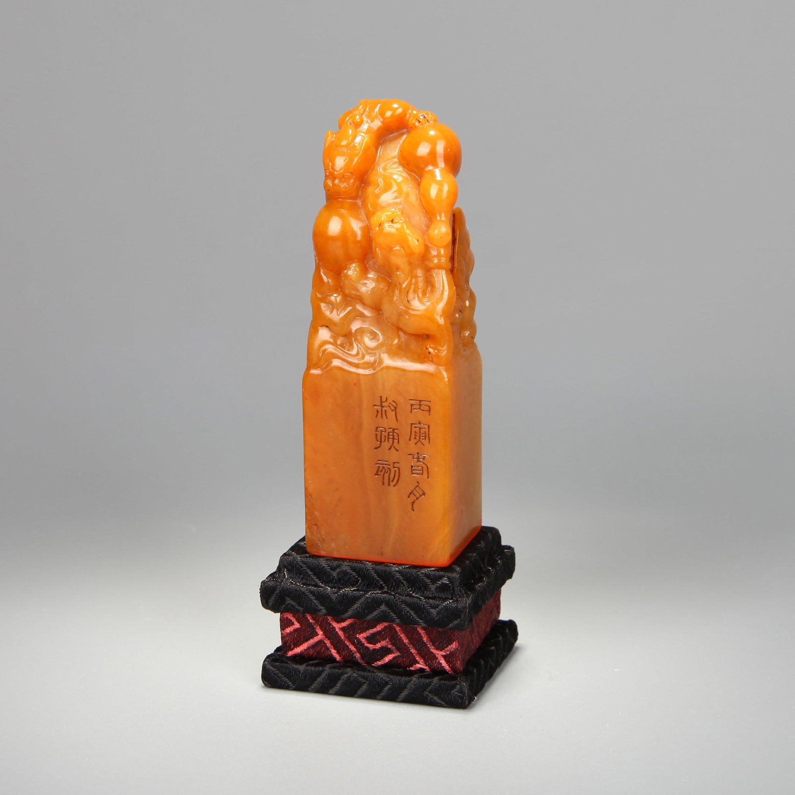 A SEAL WITH A FINIAL OF TWO DRAGONS PURSUING A FLAMING PEARL, BEARING A MARK IN THE NAME OF ZHAO: A seal with a finial of two dragons pursuing a flaming pearl, bearing a mark in the name of Zhao Shuru. Height 8.1 cm, length 2.8 cm, weight 107 g.