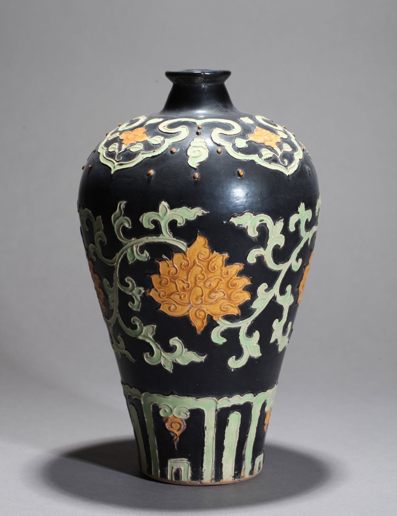 A FAHUA-STYLE 'PEONY' MEIPING VASE