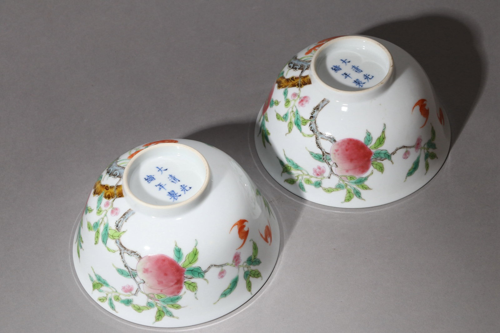 A PAIR OF FAMILLE-ROSE 'PEACH' BOWLS