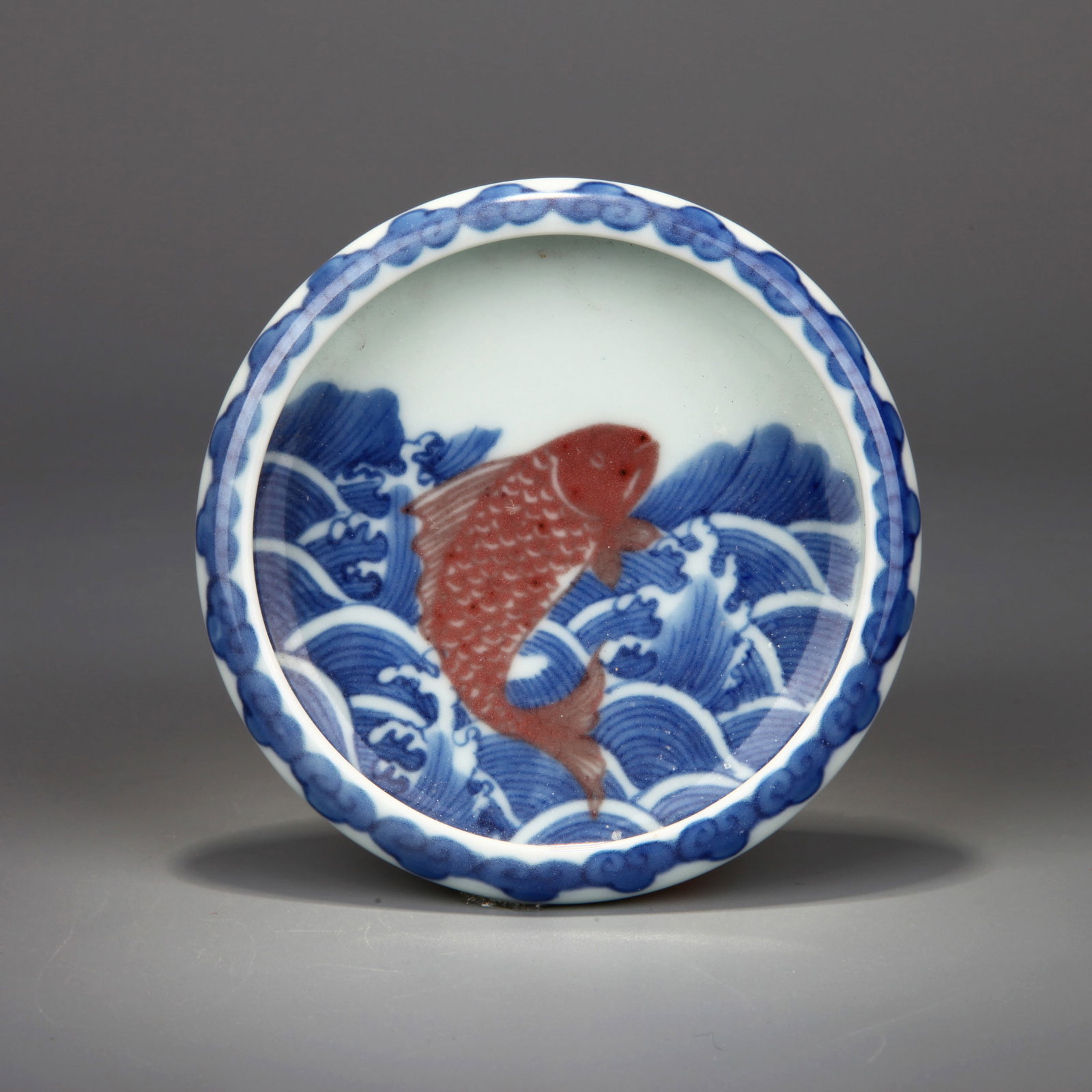 A 'CARP AND WAVES' WASHER: A washer with carp and waves. Height 1.8 cm, diameter 9.3 cm.
