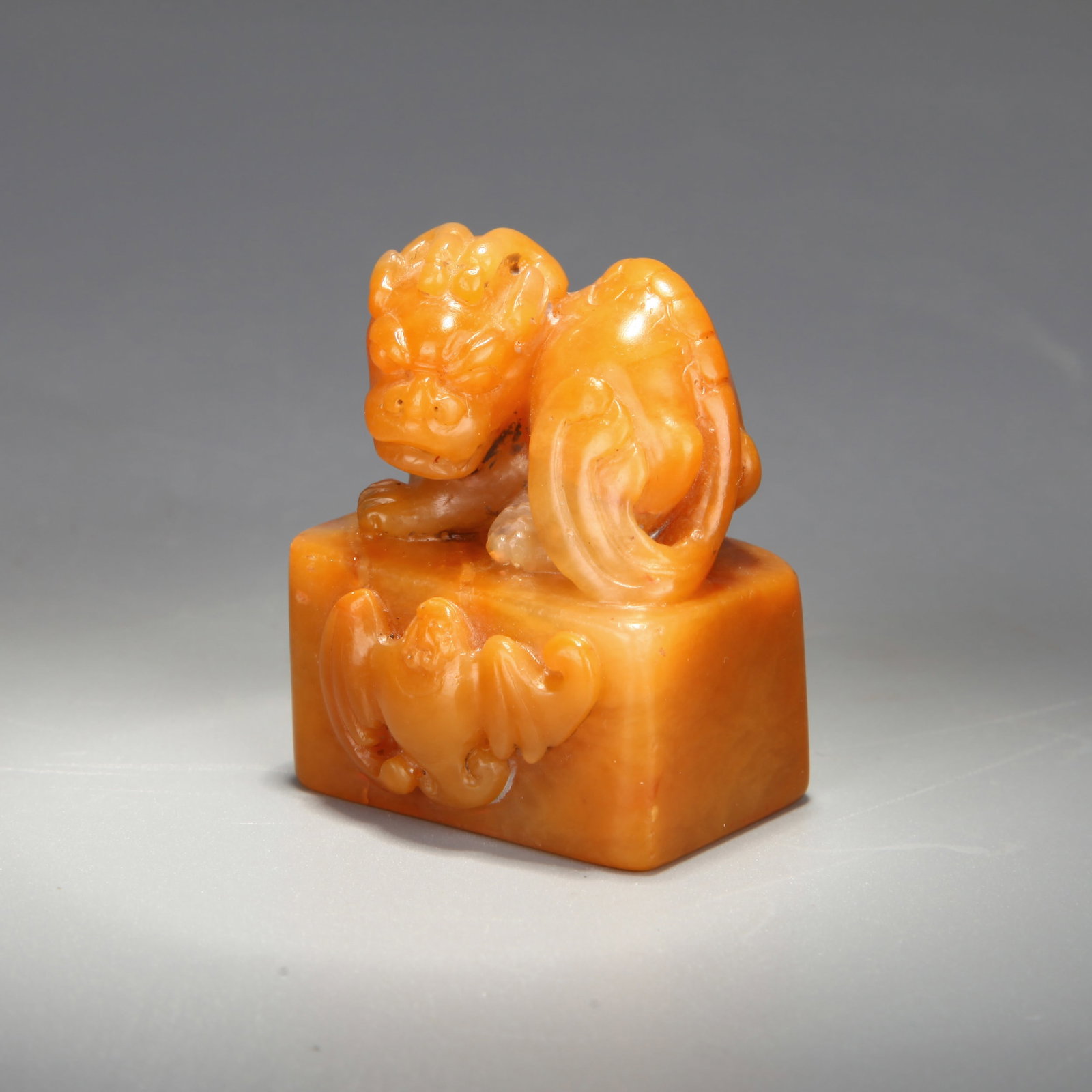 A SEAL WITH A RECUMBENT-LION FINIAL, BEARING A MARK IN THE NAME OF CHEN JULAI: A seal with a recumbent-lion finial, bearing a mark in the name of Chen Julai. Height 4.15 cm, width 3.3 cm, weight 57 g.