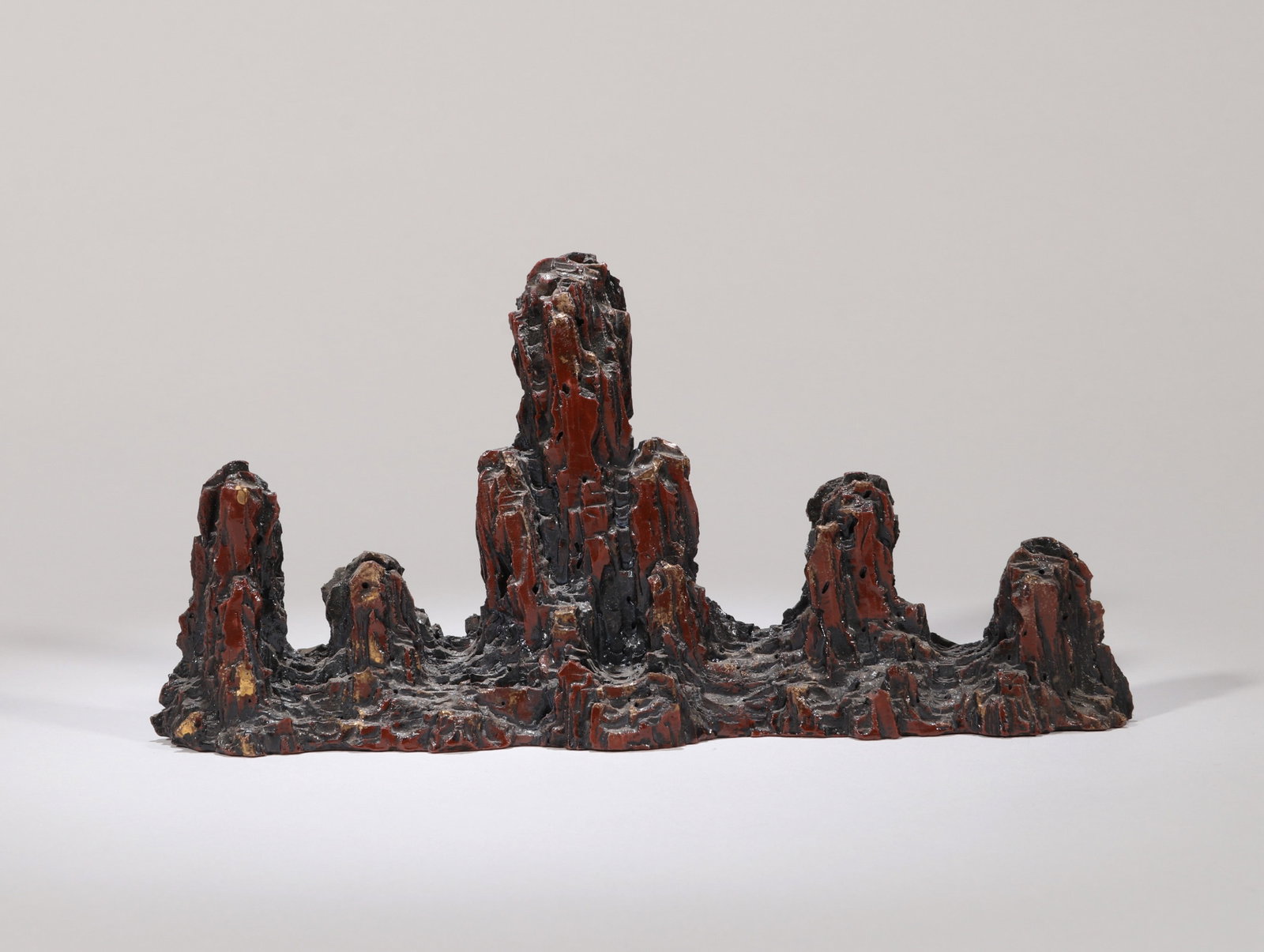 A MOUNTAIN-FORM PORCELAIN BRUSH REST: A mountain-form porcelain brush rest. Length 22 cm, height 11 cm.