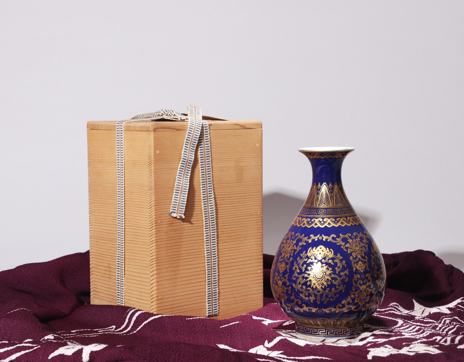 A GILT-DECORATED SACRIFICIAL-BLUE-GLAZED 'FLORAL SCROLL' YUHUCHUNPING VASE: A gilt-decorated sacrificial-blue-glazed yuhuchunping vase with floral scrolls. Height 17 cm.