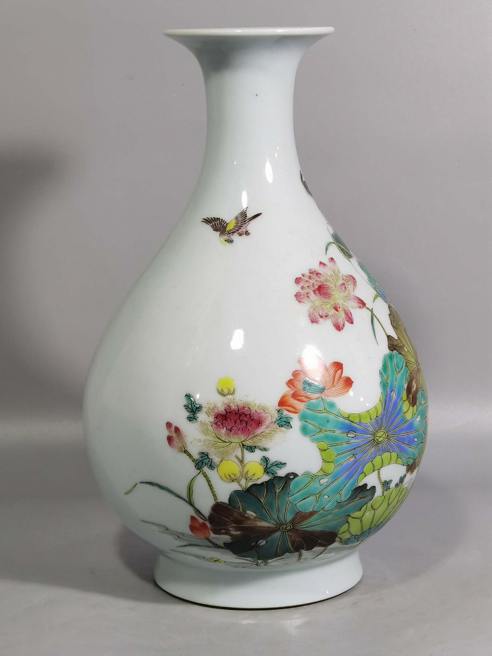 A FAMILLE-ROSE 'KINGFISHER AND LOTUS' YUHUCHUNPING VASE: A famille-rose yuhuchunping vase with a kingfisher in a lotus pond. Height 27 cm.