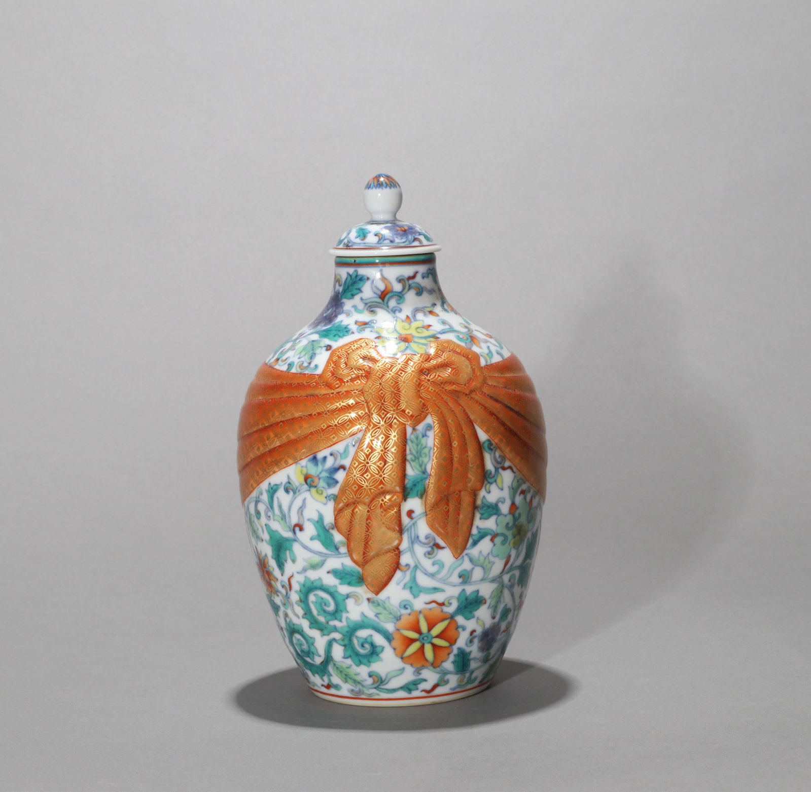 A DOUCAI AND GILT-DECORATED 'FLORAL' JAR AND COVER WITH CLOTH-WRAPPED DESIGN