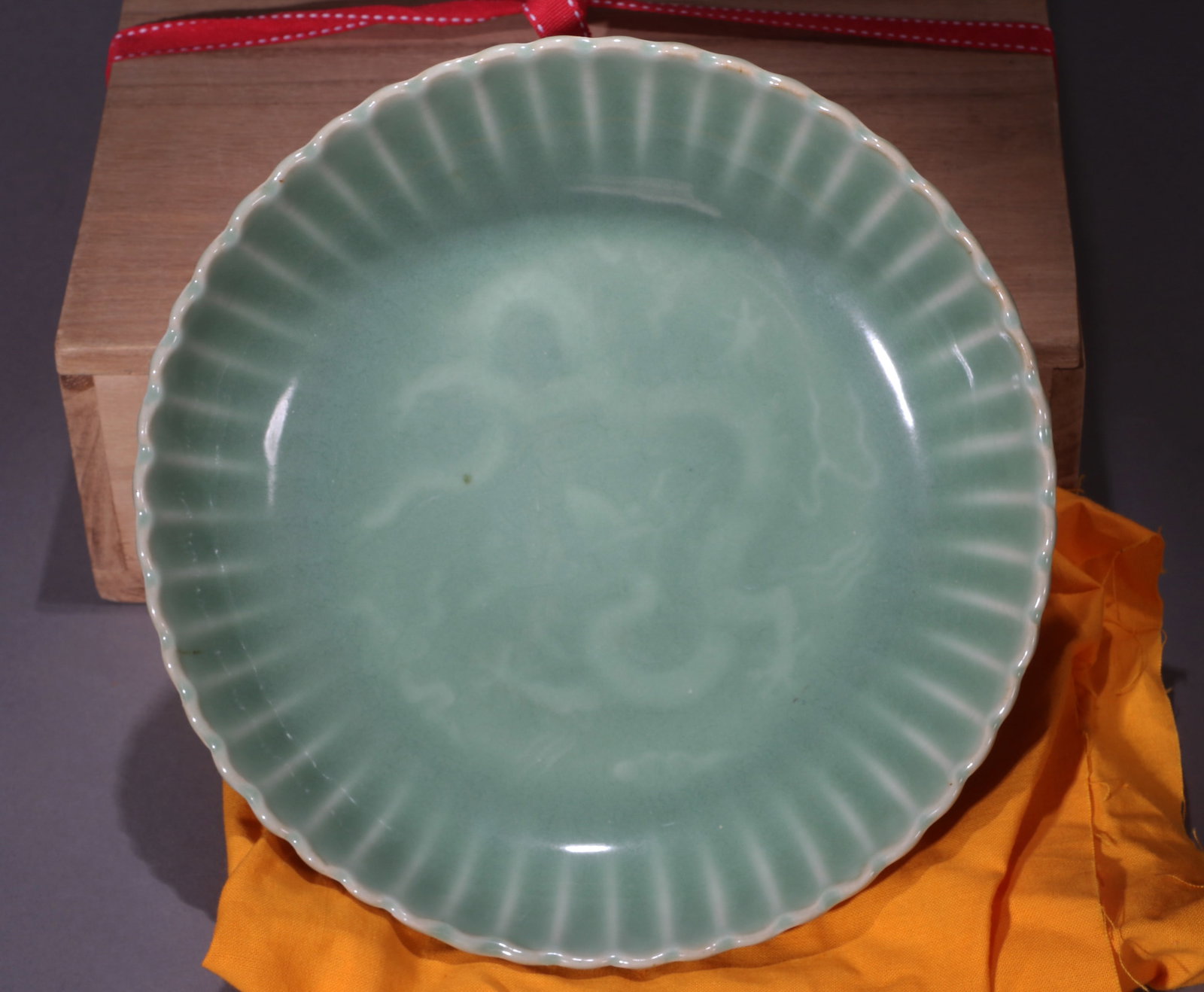 A LONGQUAN-TYPE INCISED 'DRAGON' FLORIFORM DISH: A Longquan-type floriform dish with an incised dragon. Diameter 20.5 cm.