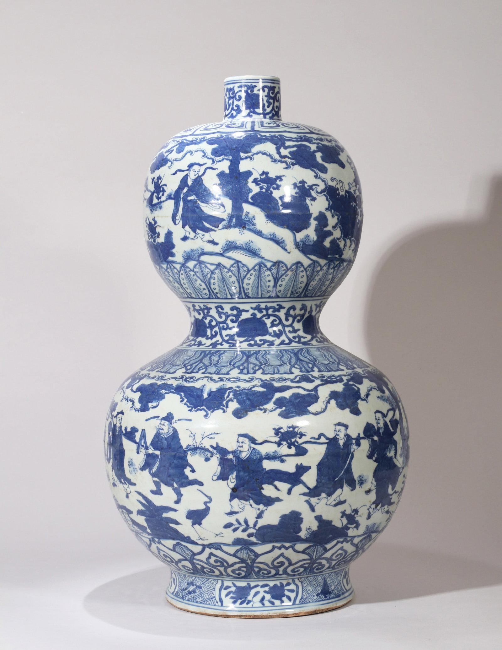 A LARGE BLUE-AND-WHITE DOUBLE-GOURD VASE WITH IMMORTALS CELEBRATING LONGEVITY