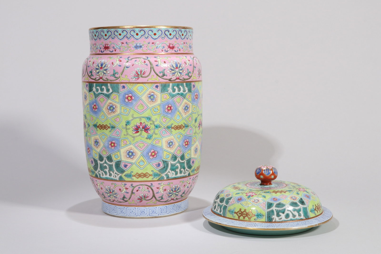 A FAMILLE-ROSE 'FLORAL' BALUSTER JAR: A famille-rose baluster jar with flowers. Height 29 cm.