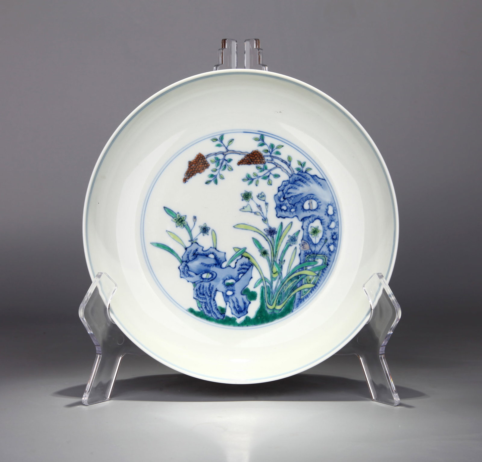 A BLUE-AND-WHITE AND DOUCAI 'FLORAL' DISH: A blue-and-white and doucai floral dish. Diameter 21.4 cm, height 4.7 cm.