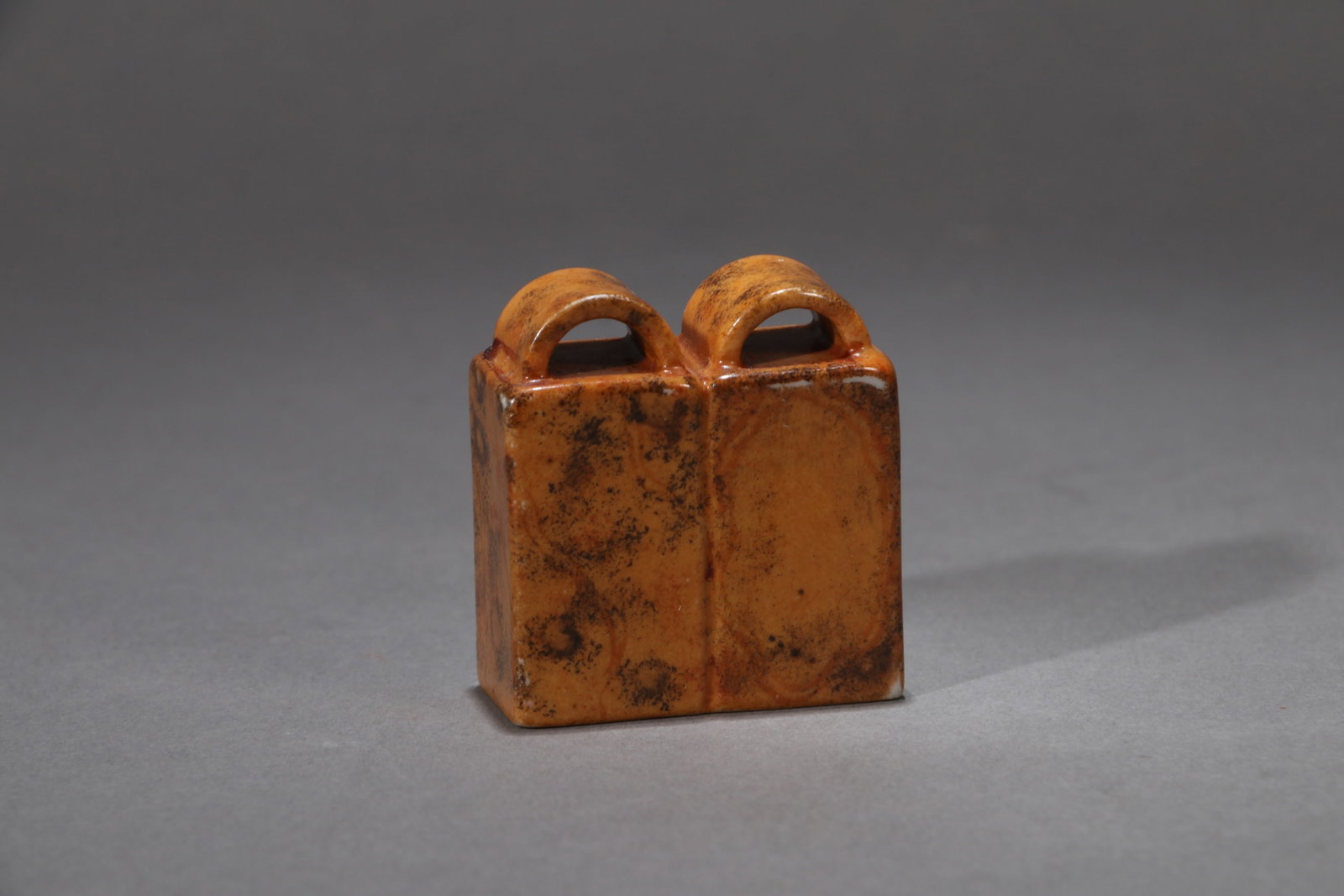 A STONE-PATTERN-GLAZED SEAL READING 'SANXITANG': A stone-pattern-glazed seal bearing characters reading 'Sanxitang'. Height 3.5 cm.