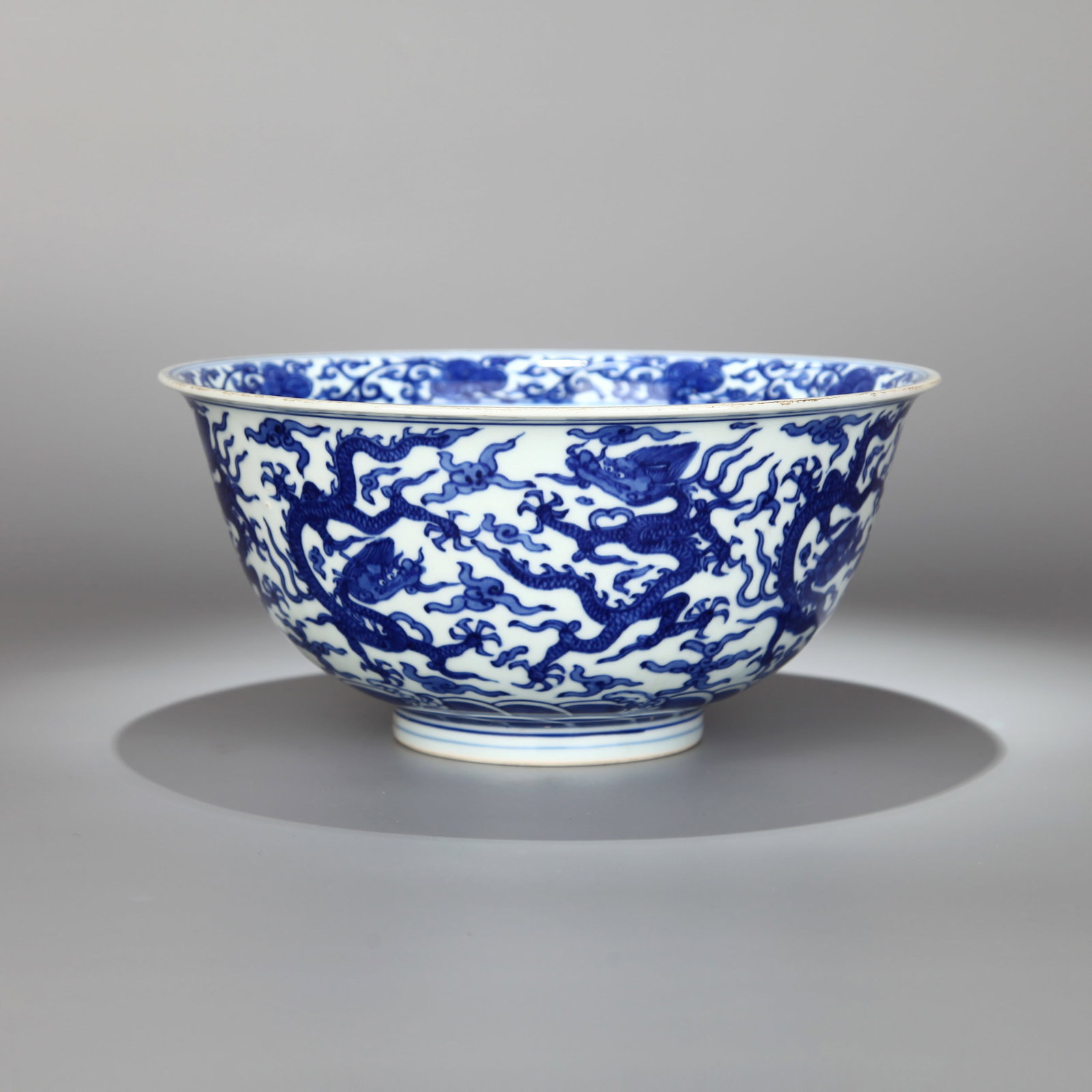 A BLUE-AND-WHITE 'DRAGON' LARGE BOWL: A blue-and-white large bowl decorated with a dragon. Height 11.5 cm, diameter 14 cm.