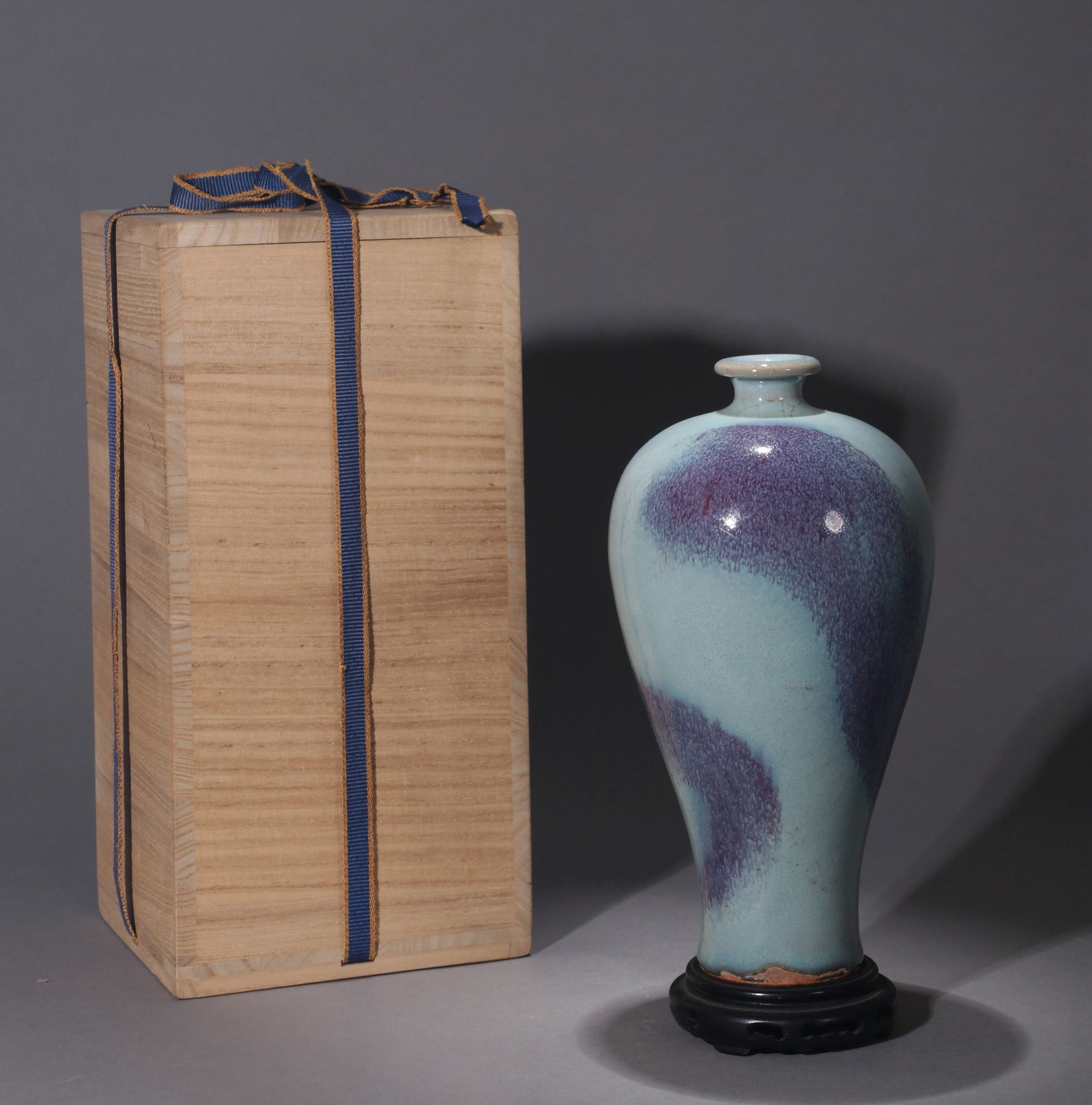 A JUN-TYPE MEIPING VASE: A jun-type meiping vase. Height 23.5 cm.