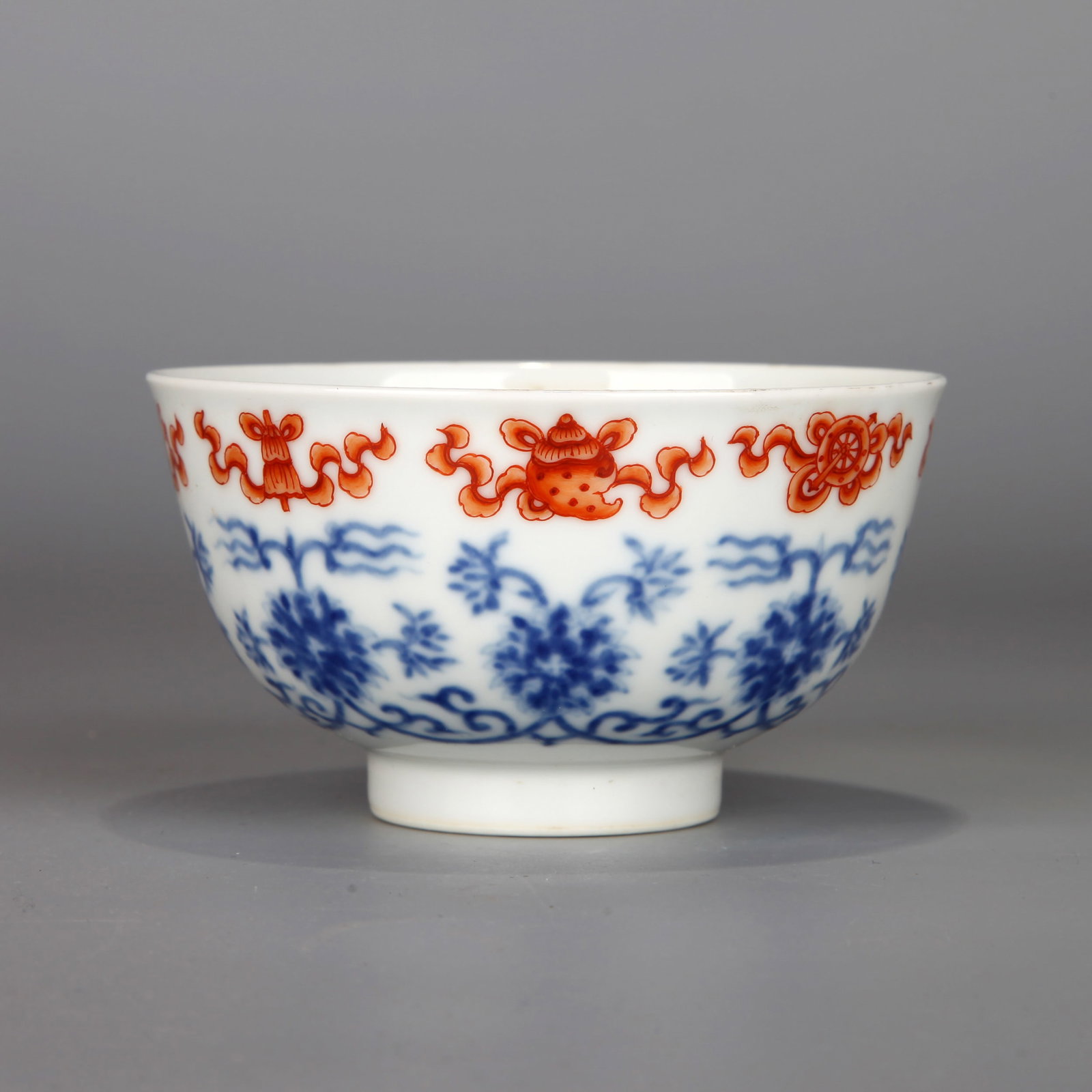 A BLUE-AND-WHITE AND IRON-RED 'EIGHT BUDDHIST EMBLEMS' BOWL (1 of 7)