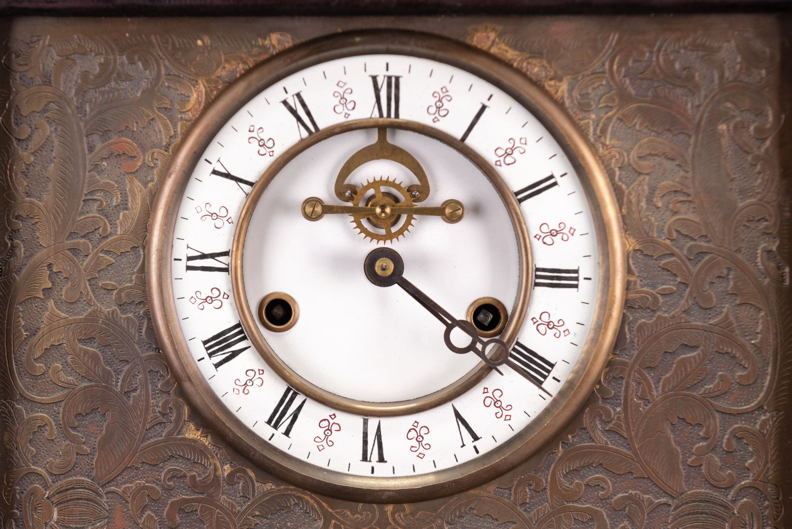 A WOOD-MOUNTED TABLE CLOCK - 4