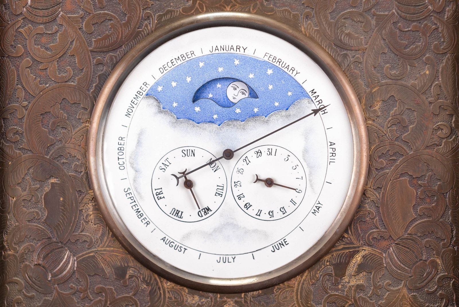 A WOOD-MOUNTED TABLE CLOCK - 5