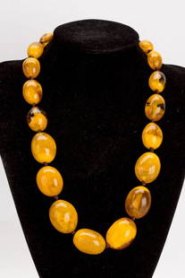 Graduated amber bead necklace: A strand of graduated amber bead necklace,consists of 19 Beads