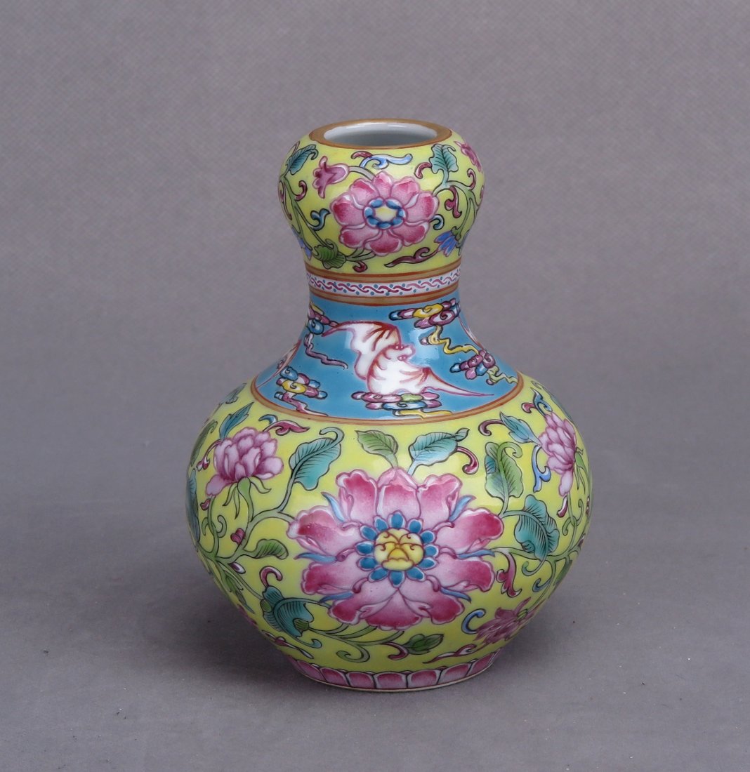 A CHINESE KANGXI STYLE ENAMELED GARLIC-HEAD VASE (1 of 3)
