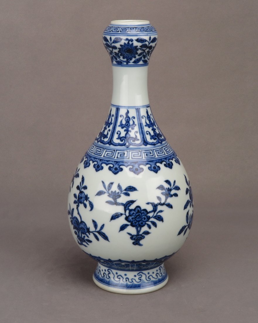 A QIANLONG STYLE GARLIC HEAD PORCELAIN VASE WITH FLORAL (1 of 5)