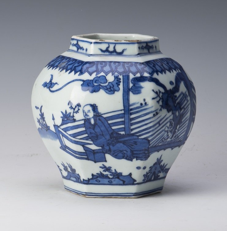 A BLUE AND WHITE PORCELAIN VASE (1 of 4)