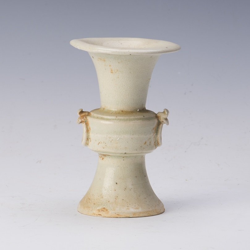 A CHINESE DING YAO STYLE PORCELAIN BEAKER VASE (1 of 4)