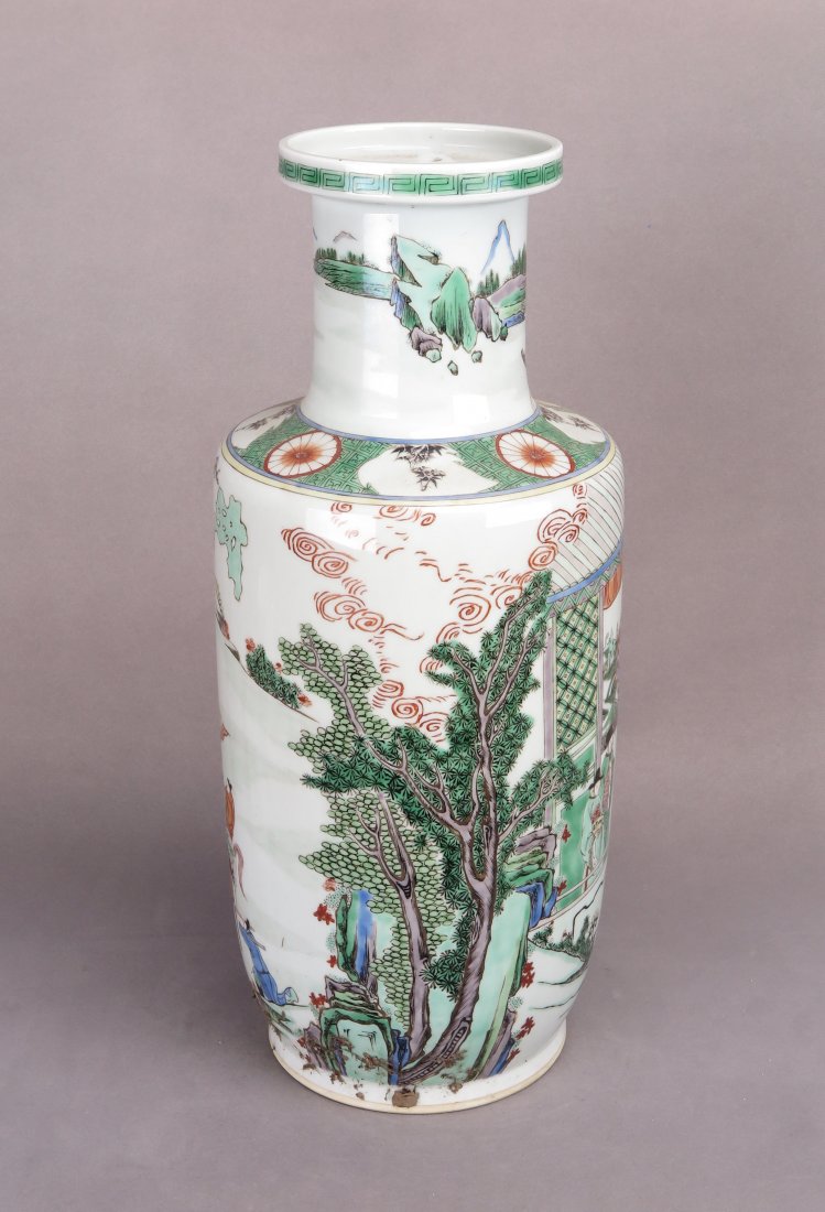 A CHINESE WUCAI PORCELAIN VASE (1 of 10)