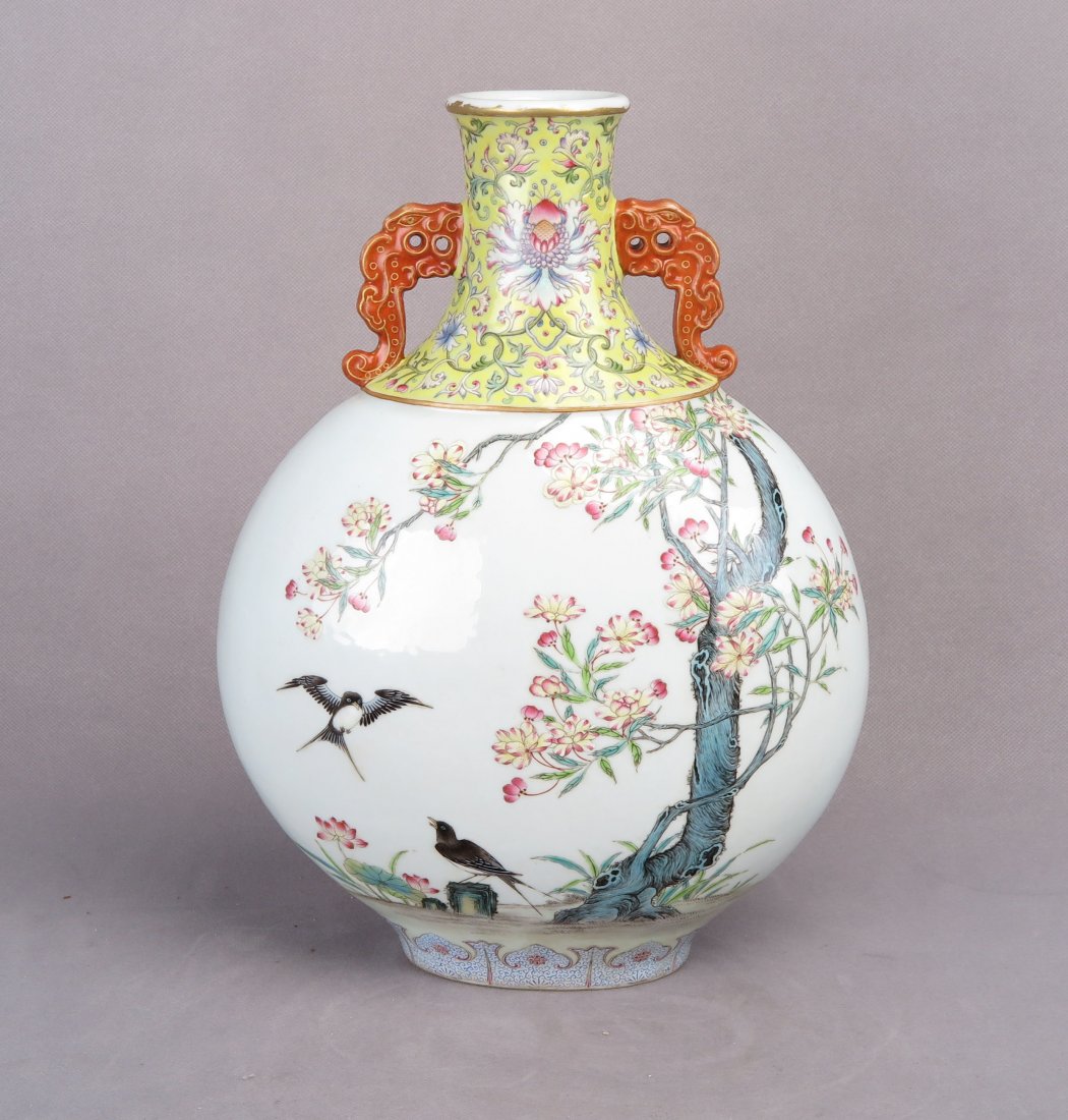 A CHINESE OVAL FORM PORCELAIN VASE (1 of 9)