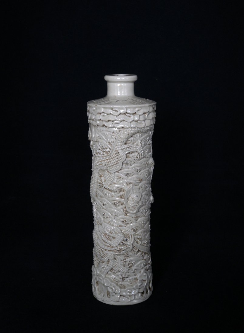 A CHINESE PORCELAIN VASE WITH INTRICATE RELIEF CARVINGS (1 of 6)