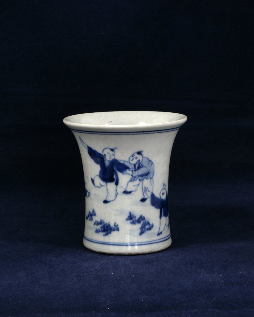 A CHINESE BLUE AND WHITE PORCELAIN VASE (1 of 5)