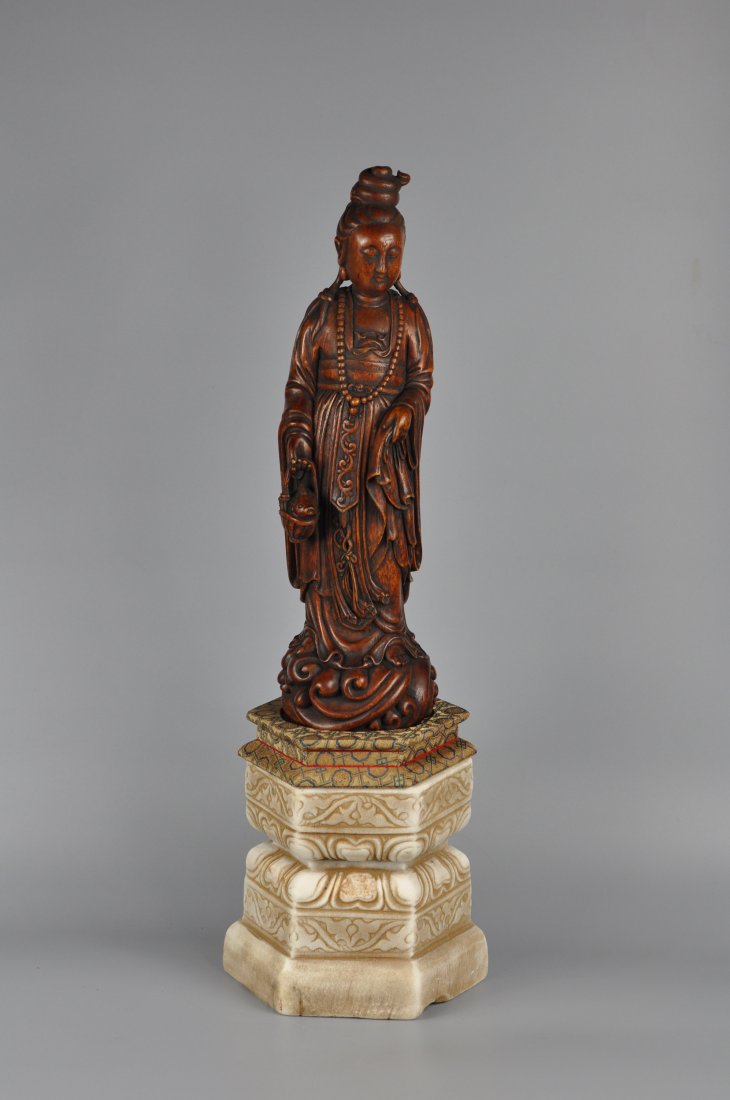 A CHINESE CHENXIANG WOOD GUAN-YIN STATUE (1 of 8)